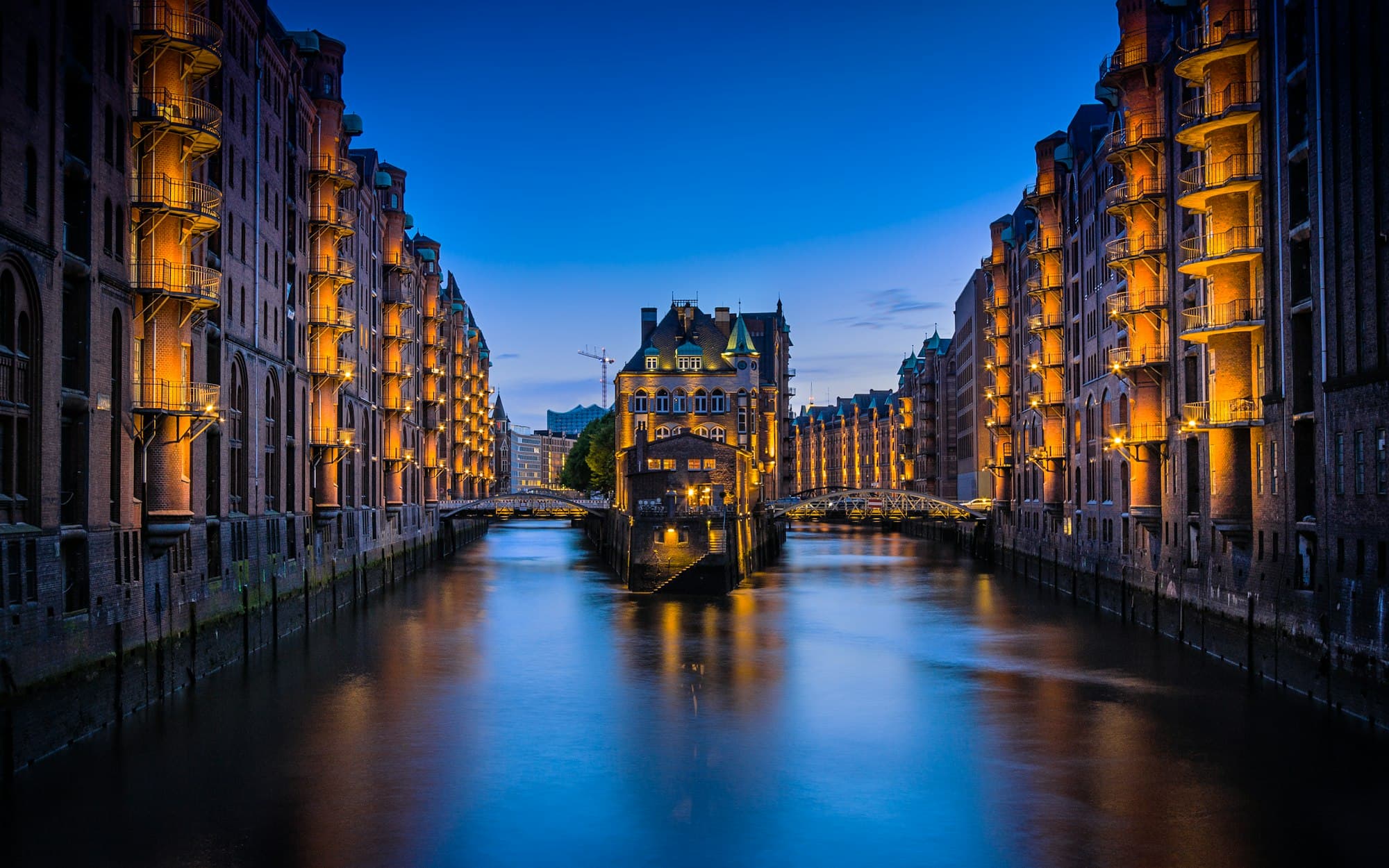 Backsteinspeicher der Hamburger Speicherstadt am Fleet zur blauen Stunde